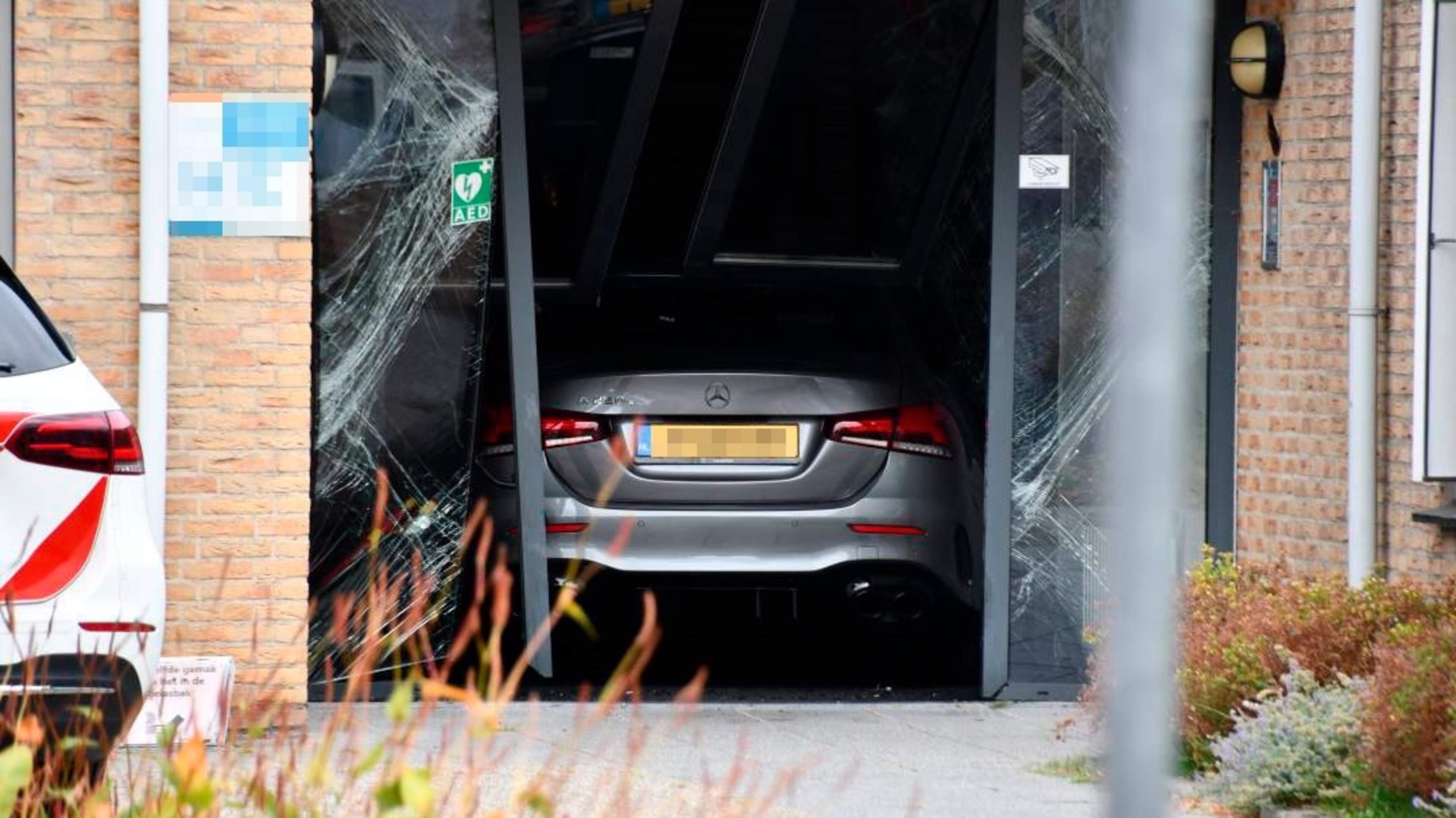 Auto rijdt dwars door glazen schuifdeur van ggz-kliniek in Zeeuws Kloetinge